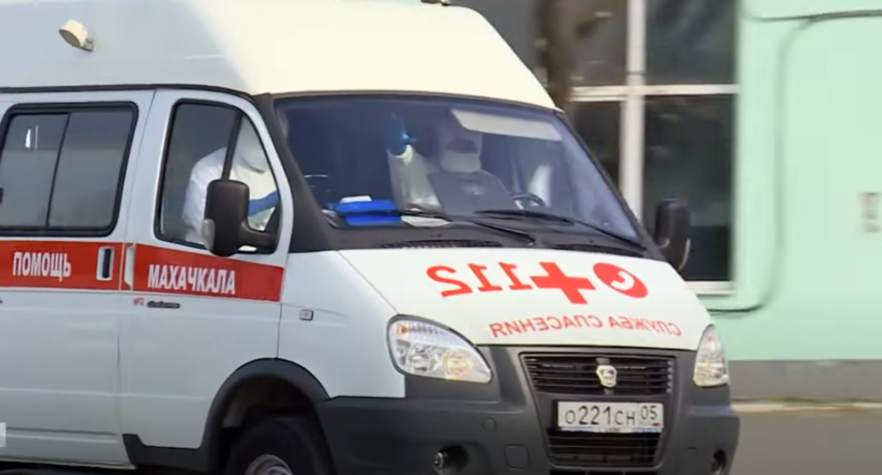 Медработники в защитных костюмах в машине скорой помощи. Кадр видео https://www.youtube.com/watch?v=1PYgEX-JZ34 Медработники в защитных костюмах в машине скорой помощи. Кадр видео https://www.youtube.com/watch?v=1PYgEX-JZ34