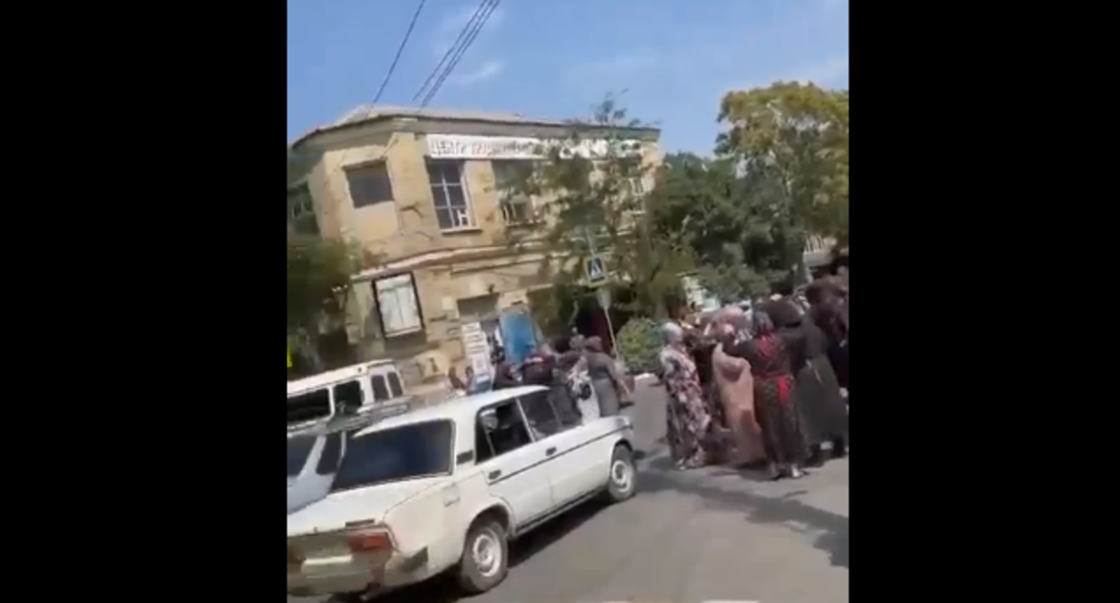 Акция в Хасавюрте. Стоп-кадр видео в паблике "Голос Дагестана" в соцсети "ВКонтакте". https://vk.com/wall-74219800_1496395?reply=1502491&thread=1496597&z=video-74219800_456254805%2Fa919ef34e0a4e8d647%2Fpl_post_-74219800_1496395 Акция в Хасавюрте. Стоп-кадр видео в паблике "Голос Дагестана" в соцсети "ВКонтакте". https://vk.com/wall-74219800_1496395?reply=1502491&thread=1496597&z=video-74219800_456254805%2Fa919ef34e0a4e8d647%2Fpl_post_-74219800_1496395