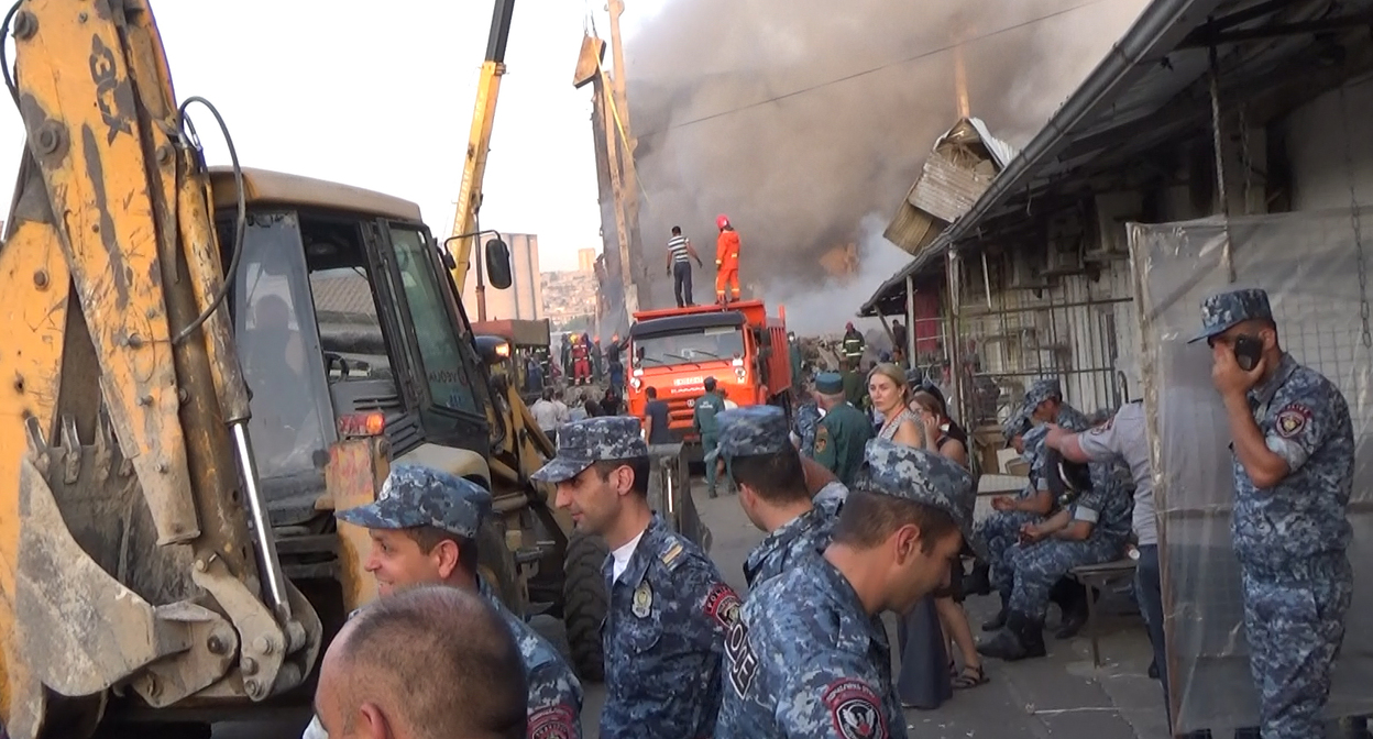 Разбор завалов торгового центра "Сурмалу" в Ереване после взрыва, 14 августа 2022 года. Фото Армине Мартиросян для "Кавказского узла" Разбор завалов торгового центра "Сурмалу" в Ереване после взрыва, 14 августа 2022 года. Фото Армине Мартиросян для "Кавказского узла"