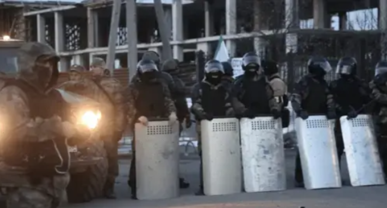Силовики в Магасе. Кадр из трейлера фильма "Доазув" (Граница). Кадр видео www.youtube.com/watch?v=XUVjOvRGS_
Силовики в Магасе. Кадр из трейлера фильма "Доазув" (Граница). Кадр видео www.youtube.com/watch?v=XUVjOvRGS_