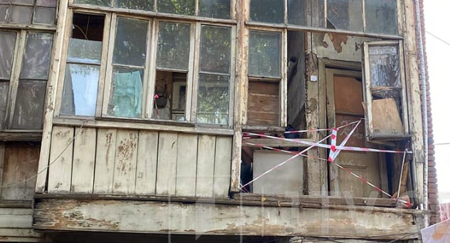 Место трагедии в Тбилиси, где обрушился балкон, погибла 74-летняя женщина. Дом находился в аварийном состоянии. Фото https://www.newsgeorgia.ge/v-dome-staroj-postrojki-v-tbilisi-obvalilsja-balkon-pogibla-pozhilaja-zhenshhina/
