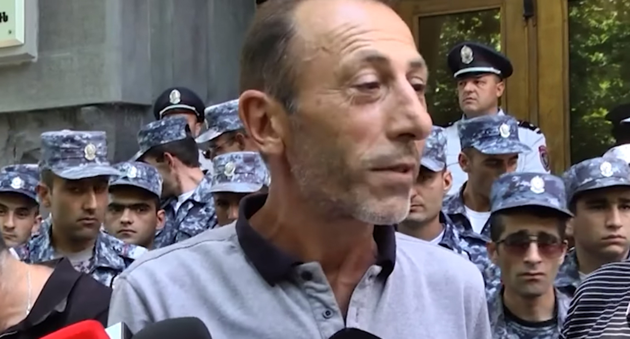 Родители армянских солдат, погибших в карабахской войне 2020 года, около здания Генпрокуратуры Армении, июль 2022 года. Кадр видео Baku TV | RU
https://www.youtube.com/watch?v=6v-aTFwQ7Ac&t=1s