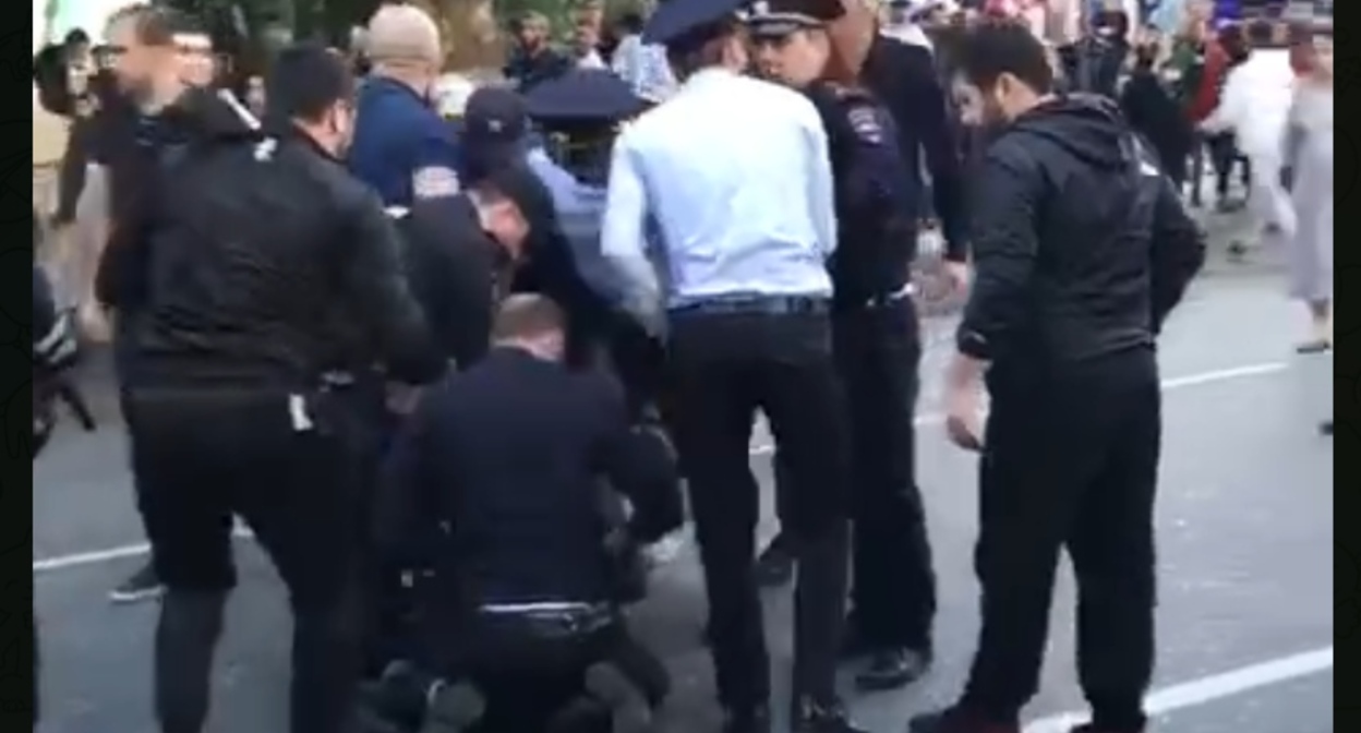 Полицейские задерживают протестующих. Махачкала, 25 сентября 2022 года. Кадр видео, опубликованного в Telegram-канале "Тема Дагестана" https://t.me/s/tema_dagestana/1076 Полицейские задерживают протестующих. Махачкала, 25 сентября 2022 года. Кадр видео, опубликованного в Telegram-канале "Тема Дагестана" https://t.me/s/tema_dagestana/1076