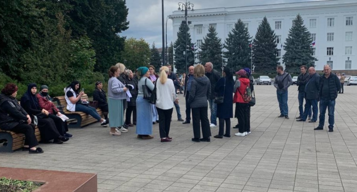 Акция протеста против мобилизации в Нальчике. Фото подписчика Telegram-канала The Circassian Times https://t.me/The_Circassian_Times/7231 Акция протеста против мобилизации в Нальчике. Фото подписчика Telegram-канала The Circassian Times https://t.me/The_Circassian_Times/7231