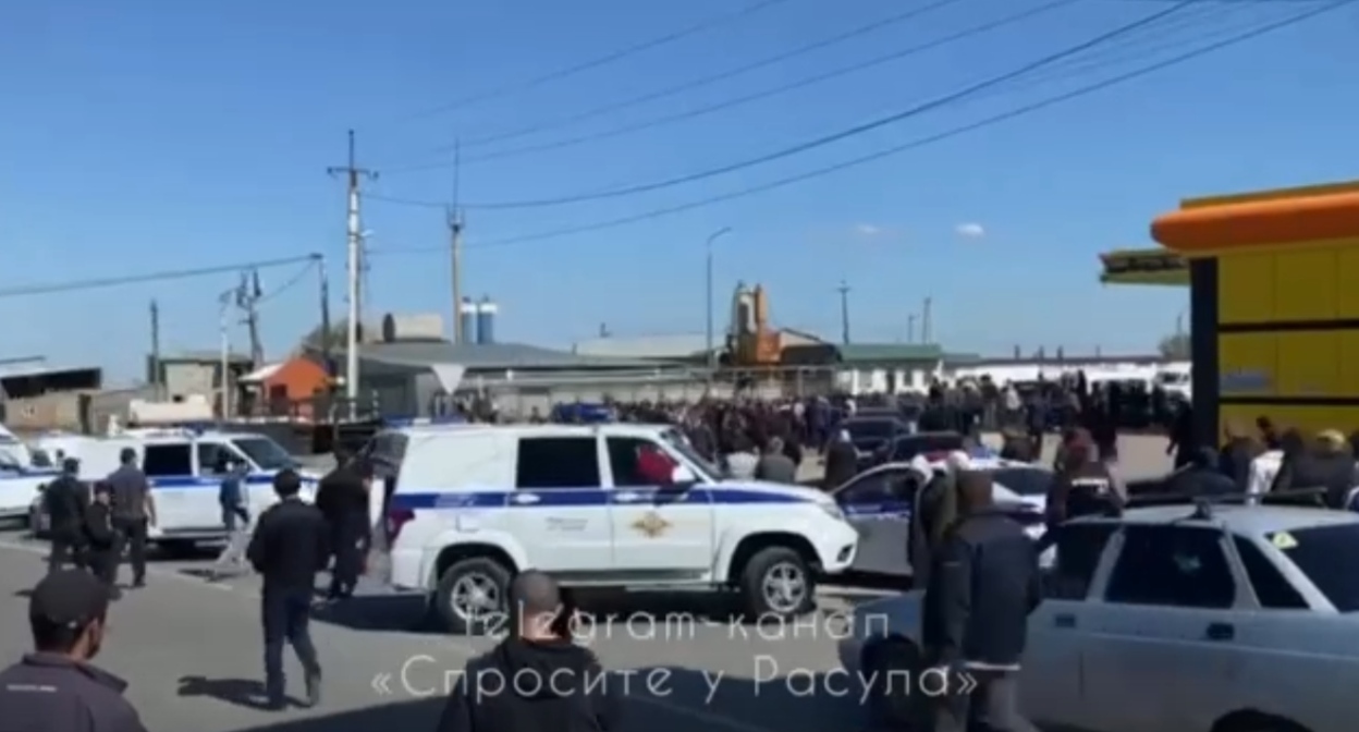 Акция протеста в селе Эндирей. Кадр видео, опубликованного в Telegram-канале "Спросите у Расула" https://t.me/askrasul/31765 Акция протеста в селе Эндирей. Кадр видео, опубликованного в Telegram-канале "Спросите у Расула" https://t.me/askrasul/31765