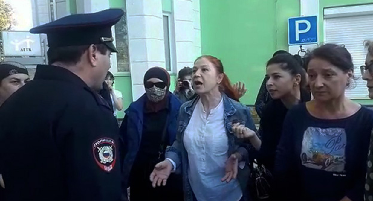 Протесты против мобилизации в Махачкале. 25 сентября 2022 г. Скриншот видео https://www.bbc.com/russian/63029167 Протесты против мобилизации в Махачкале. 25 сентября 2022 г. Скриншот видео https://www.bbc.com/russian/63029167