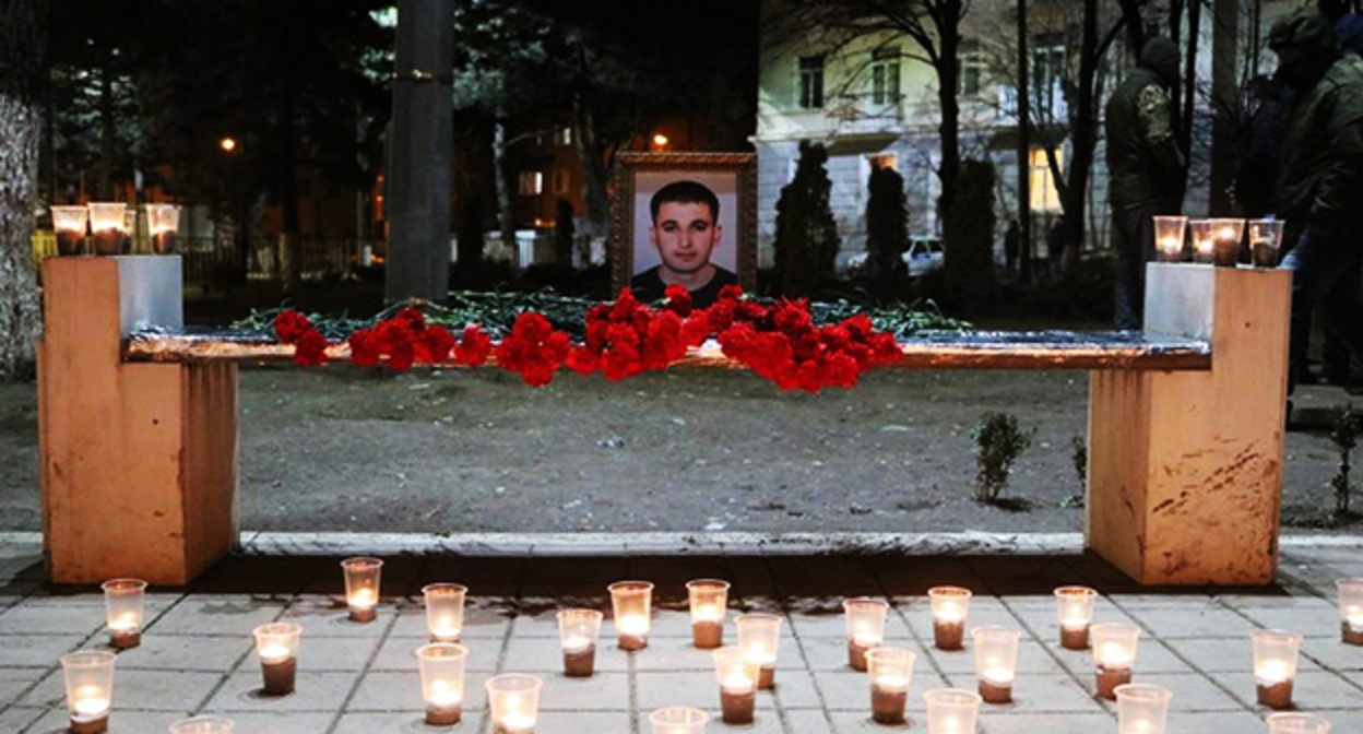 Цветы и свечи возле портрета Инала Джабиева. Фото: http://osinform.org