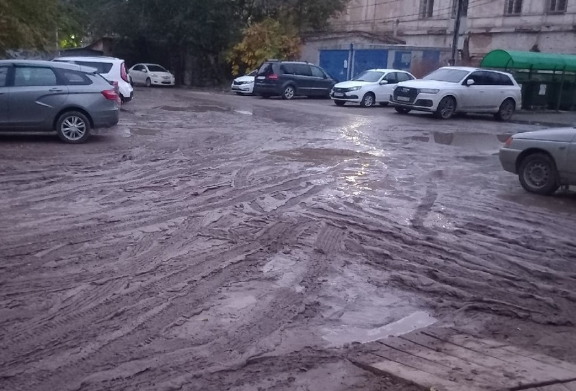 Площадка без асфальтового покрытия в Астрахани. Скриншот публикации на странице https://vk.com/wall-132030591_1087445 Площадка без асфальтового покрытия в Астрахани. Скриншот публикации на странице https://vk.com/wall-132030591_1087445