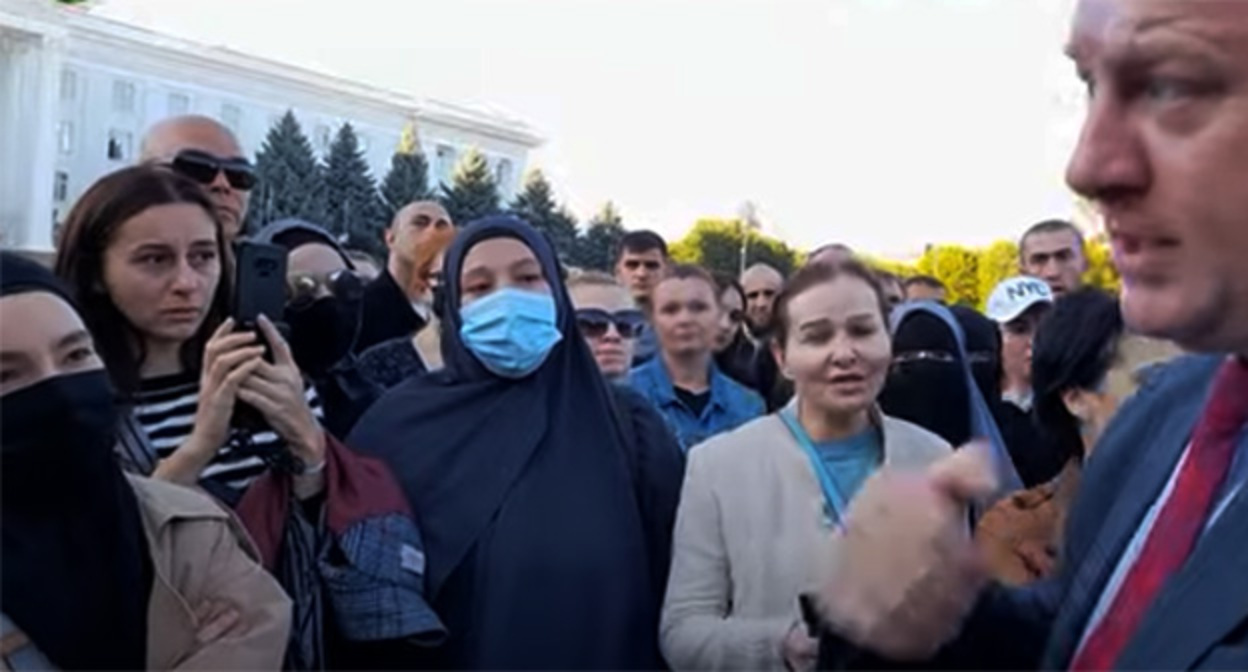 Участники акции протеста против мобилизации. Скриншот видео "Кавказского узла" https://www.youtube.com/watch?v=PNvo-9KMwvs Участники акции протеста против мобилизации. Скриншот видео "Кавказского узла" https://www.youtube.com/watch?v=PNvo-9KMwvs