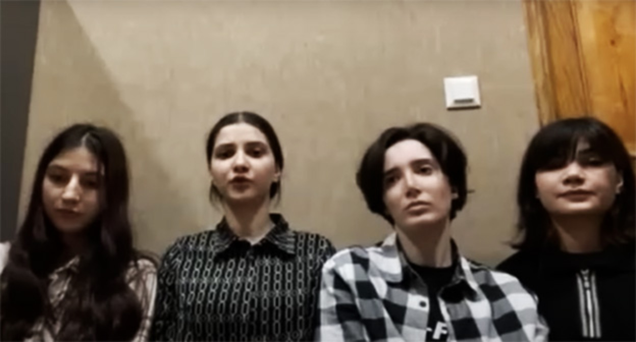 Четыре сестры из Дагестана, убежавшие от семейного насилия. КАДР ИЗ ШОУ КАНАЛА "ДОЖДЬ"* (ПРИЗНАН ИНОСТРАННЫМ АГЕНТОМ НА ТЕРРИТОРИИ РФ) Четыре сестры из Дагестана, убежавшие от семейного насилия. КАДР ИЗ ШОУ КАНАЛА "ДОЖДЬ"* (ПРИЗНАН ИНОСТРАННЫМ АГЕНТОМ НА ТЕРРИТОРИИ РФ)
