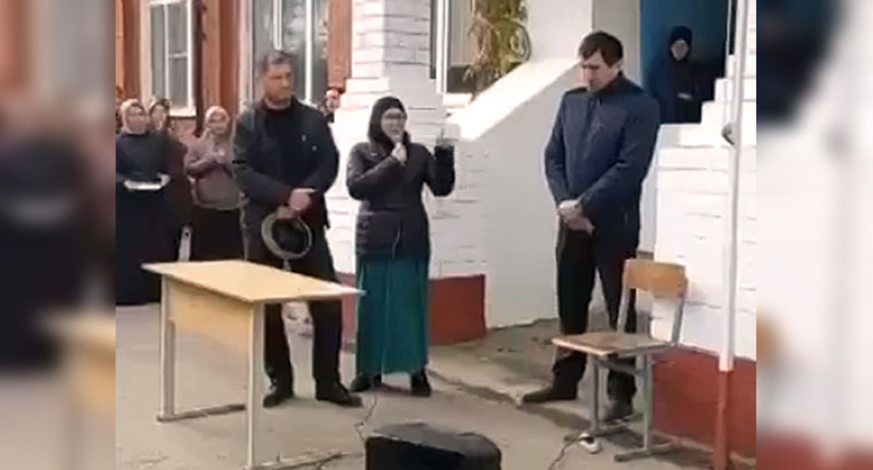 Жительница села Цветковка выступает против назначения нового руководителя гимназии. Стоп-кадр из видео на странице https://www.youtube.com/watch?v=Ov20E9fnKWw Жительница села Цветковка выступает против назначения нового руководителя гимназии. Стоп-кадр из видео на странице https://www.youtube.com/watch?v=Ov20E9fnKWw