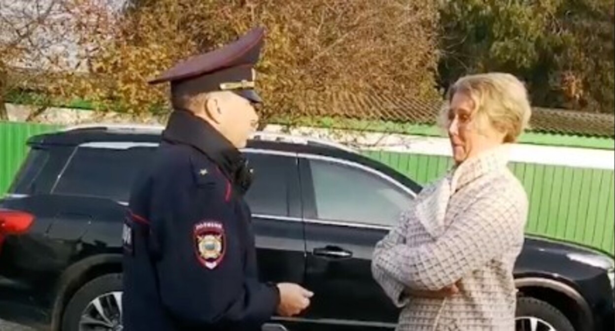 Полицейский беседует с активисткой Натальей Гаряевой. 16 ноября 2022 года. Фото Вадима Мотовилова, предоставлено "Кавказскому узлу" автором. Полицейский беседует с активисткой Натальей Гаряевой. 16 ноября 2022 года. Фото Вадима Мотовилова, предоставлено "Кавказскому узлу" автором.