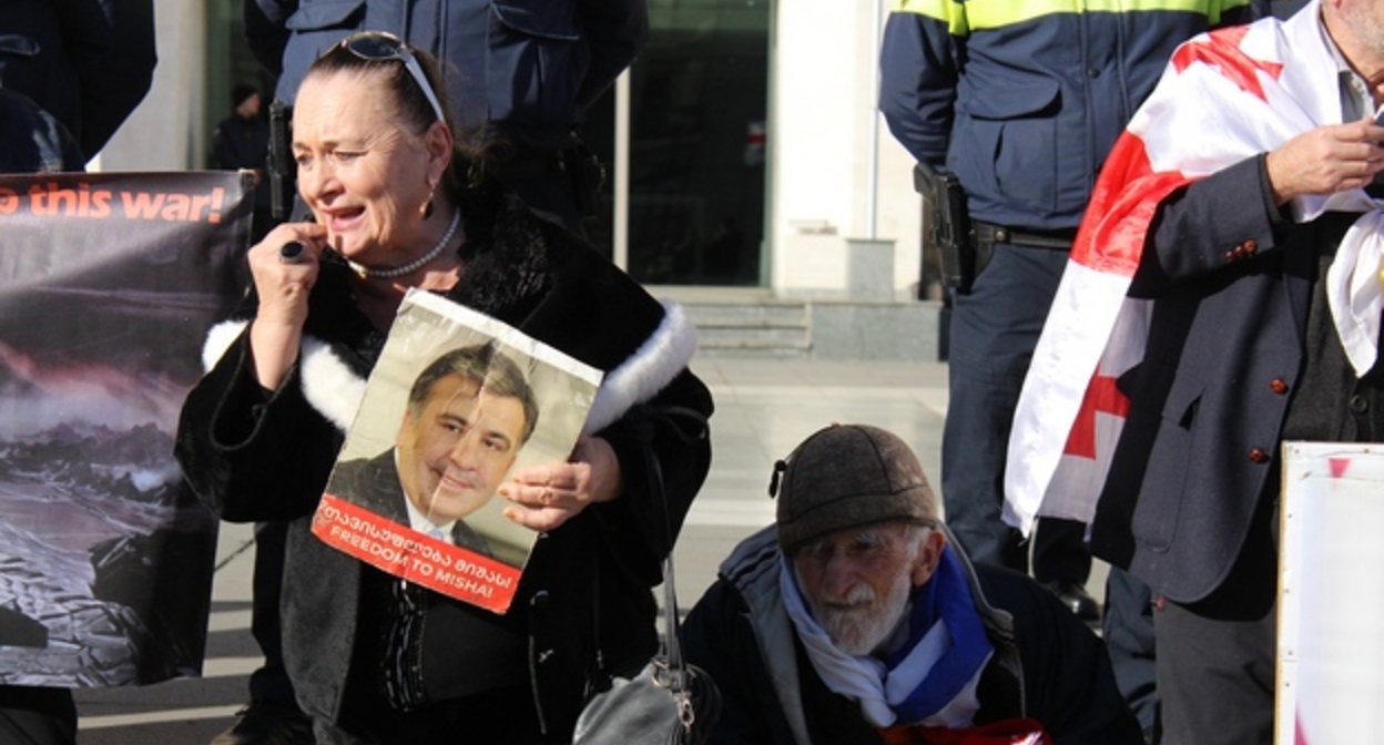 Участники протестной акции требуют перевести Михаила Саакашвили в зарубежную клинику. Тбилиси, 20 ноября 2022 года. Фото Инны Кукуджановой для "Кавказского узла". Участники протестной акции требуют перевести Михаила Саакашвили в зарубежную клинику. Тбилиси, 20 ноября 2022 года. Фото Инны Кукуджановой для "Кавказского узла".