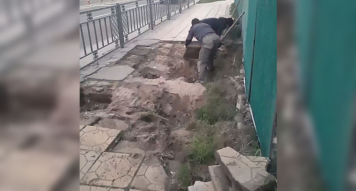 Жители Каспийска ремонтируют тротуар. Стоп-кадр из видео на странице https://vk.com/wall-74219800_1672532 Жители Каспийска ремонтируют тротуар. Стоп-кадр из видео на странице https://vk.com/wall-74219800_1672532
