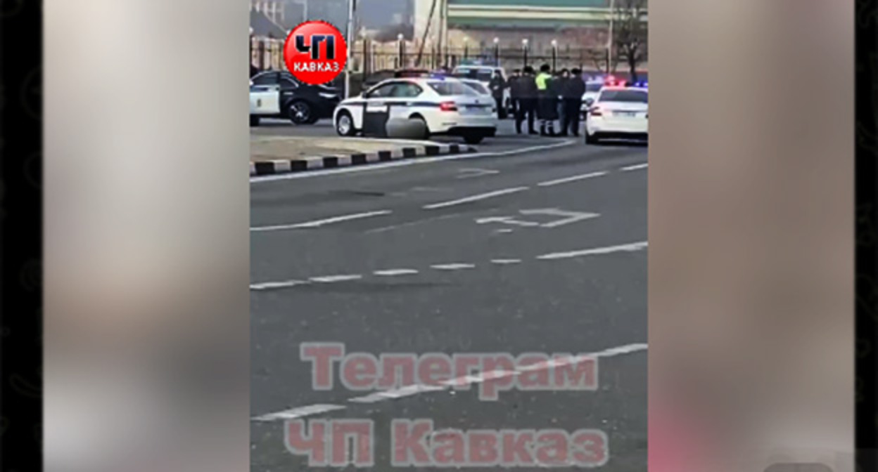 Сотрудники полиции на месте происшествия. Скриншот видео https://t.me/chp_kavkaz/11355 Сотрудники полиции на месте происшествия. Скриншот видео https://t.me/chp_kavkaz/11355