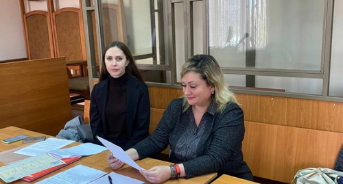 Олеся Шишканова (слева) и ее адвокат. Фото: Ирина Бабичева, https://v1.ru/text/gorod/2022/11/21/71833301/?from=yanews&utm_source=yxnews&utm_medium=desktop