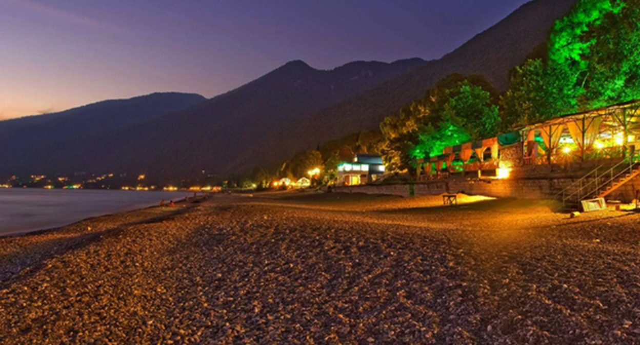 Пляж в Гаграх вечером. Фото: https://ritsapark.ru/otdyh-v-gagre-na-more/ Пляж в Гаграх вечером. Фото: https://ritsapark.ru/otdyh-v-gagre-na-more/