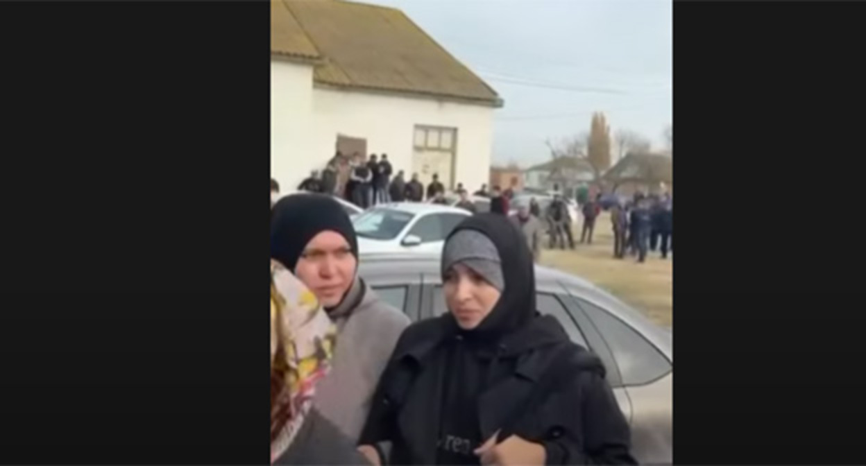 Жители Цветковки во время акции протеста. Скриншот видео https://www.youtube.com/watch?time_continue=10&v=9zQEei81F0Y&feature=emb_logo Жители Цветковки во время акции протеста. Скриншот видео https://www.youtube.com/watch?time_continue=10&v=9zQEei81F0Y&feature=emb_logo
