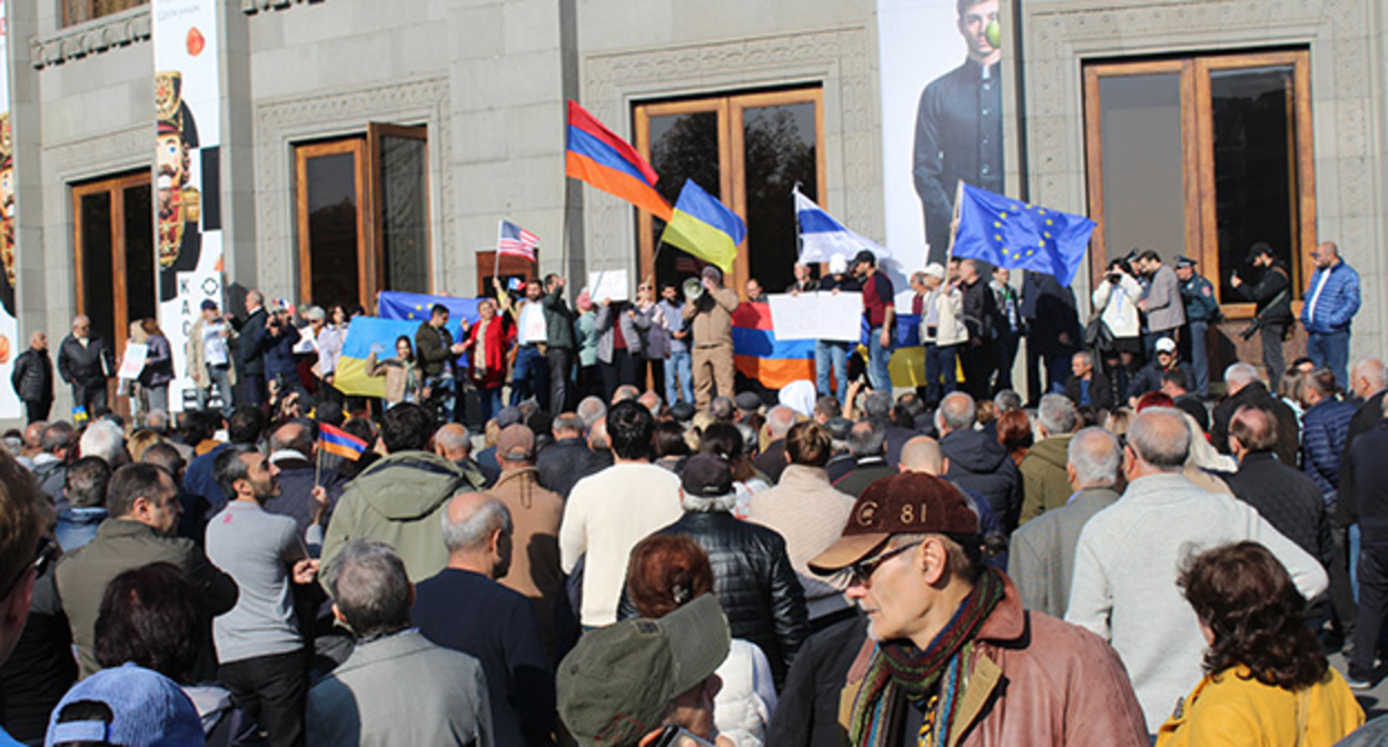 Участники митинга. Ереван, 23 ноября 2022 г. Фото Тиграна Петросяна для "Кавказского узла" Участники митинга. Ереван, 23 ноября 2022 г. Фото Тиграна Петросяна для "Кавказского узла"
