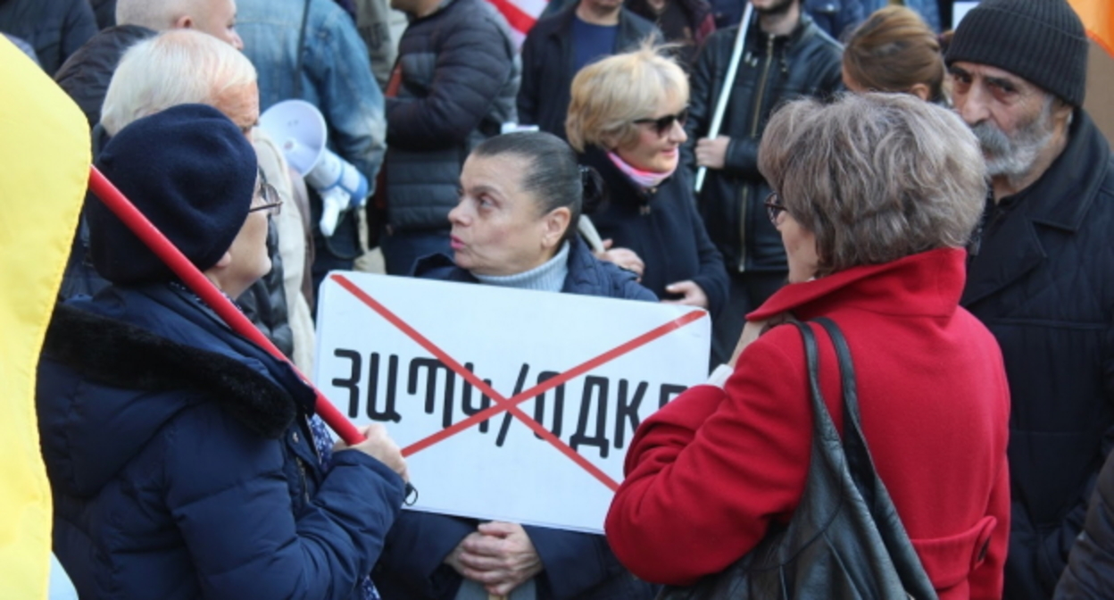 Протестующие в Ереване, фото Тиграна Петросяна для "Кавказского узла" Протестующие в Ереване, фото Тиграна Петросяна для "Кавказского узла"