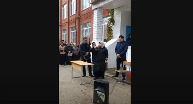 Жительница села Цветковка выступает против назначения нового руководителя гимназии. Стоп-кадр из видео на странице https://www.youtube.com/watch?v=Ov20E9fnKWw Жительница села Цветковка выступает против назначения нового руководителя гимназии. Стоп-кадр из видео на странице https://www.youtube.com/watch?v=Ov20E9fnKWw