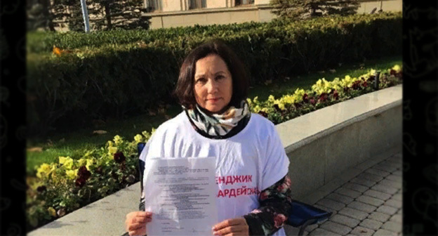 Людмила Гуслякова начала голодовку перед зданием Краснодарской краевой администрации. Cкриншот https://t.me/gelenchp/4806 Людмила Гуслякова начала голодовку перед зданием Краснодарской краевой администрации. Cкриншот https://t.me/gelenchp/4806
