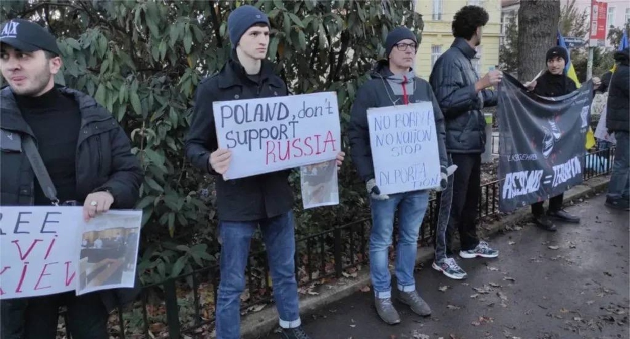 Участники акции протеста против депортации Альви Акиева. Фото: журнал "ДОШ" https://t.me/zhurnal_dosh/1062 Участники акции протеста против депортации Альви Акиева. Фото: журнал "ДОШ" https://t.me/zhurnal_dosh/1062