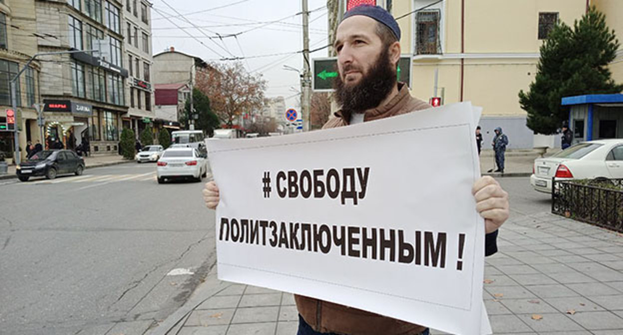 Идрис Юсупов в одиночном пикете. Махачкала, 28 ноября 2022 г. Фото: Телеграм-канал chernovik.net Идрис Юсупов в одиночном пикете. Махачкала, 28 ноября 2022 г. Фото: Телеграм-канал chernovik.net