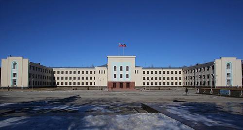 Дом правительства КЧР. Фото: официальный сайт главы и правительства Карачаево-Черкесской Республики. http://www.kchr.ru/mainmenu/multimedia/ Дом правительства КЧР. Фото: официальный сайт главы и правительства Карачаево-Черкесской Республики. http://www.kchr.ru/mainmenu/multimedia/