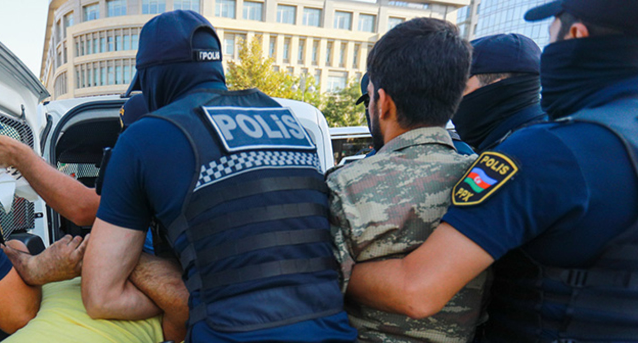 Сотрудники полиции задерживают активистов во время акции протеста. Баку, октябрь 2022 г. Фото Азиза Каримова для "Кавказского узла" Сотрудники полиции задерживают активистов во время акции протеста. Баку, октябрь 2022 г. Фото Азиза Каримова для "Кавказского узла"