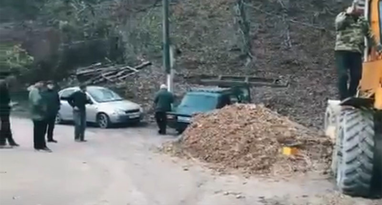 Жители cелa Джугдиль самостоятельно делают ремонт дороги. Стоп-кадр из видео на странице https://vk.com/wall-74219800_1682948 Жители cелa Джугдиль самостоятельно делают ремонт дороги. Стоп-кадр из видео на странице https://vk.com/wall-74219800_1682948