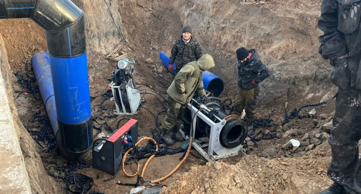 Рабочие на месте строительства водопровода в Приволжском районе. Фото: министерство строительства и ЖКХ Астраханской области Рабочие на месте строительства водопровода в Приволжском районе. Фото: министерство строительства и ЖКХ Астраханской области