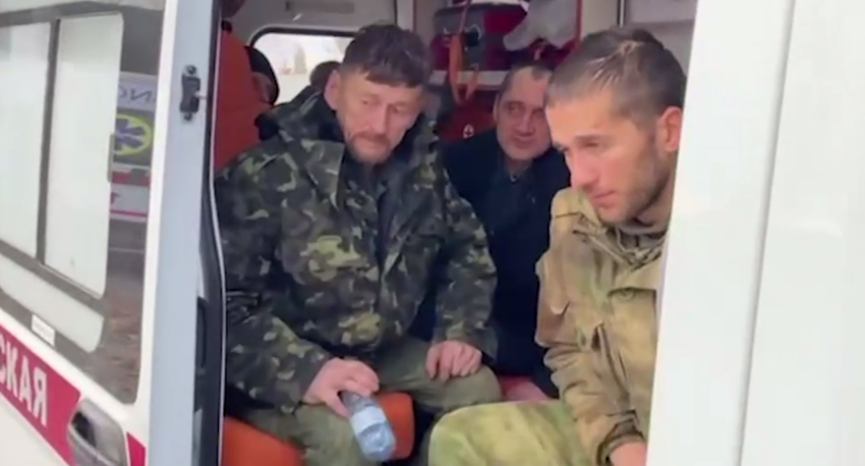Вернувшиеся из плена военные. Стоп-кадр видео из ТГ-канала Кадырова от 03.12.22, https://t.me/RKadyrov_95/3167 Вернувшиеся из плена военные. Стоп-кадр видео из ТГ-канала Кадырова от 03.12.22, https://t.me/RKadyrov_95/3167
