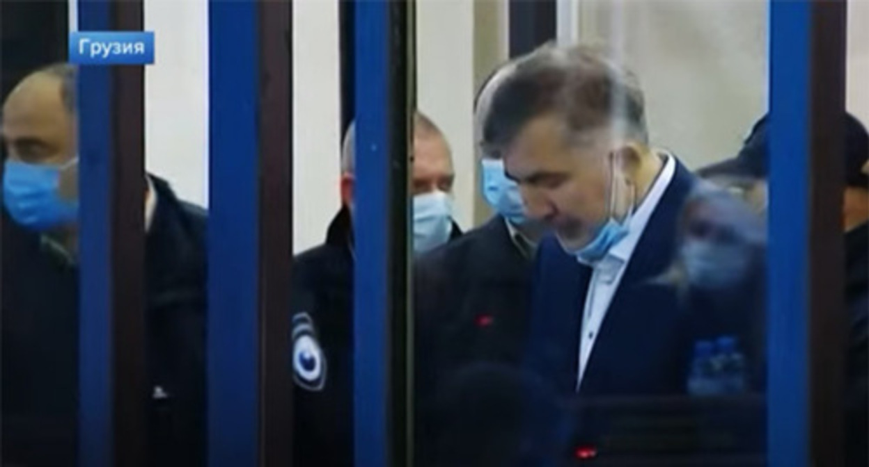Михаил Саакашвили (справа) в зале суда. Кадр видео "Новости на Первом канале" https://www.youtube.com/watch?v=jtb5QF28d6Q Михаил Саакашвили (справа) в зале суда. Кадр видео "Новости на Первом канале" https://www.youtube.com/watch?v=jtb5QF28d6Q