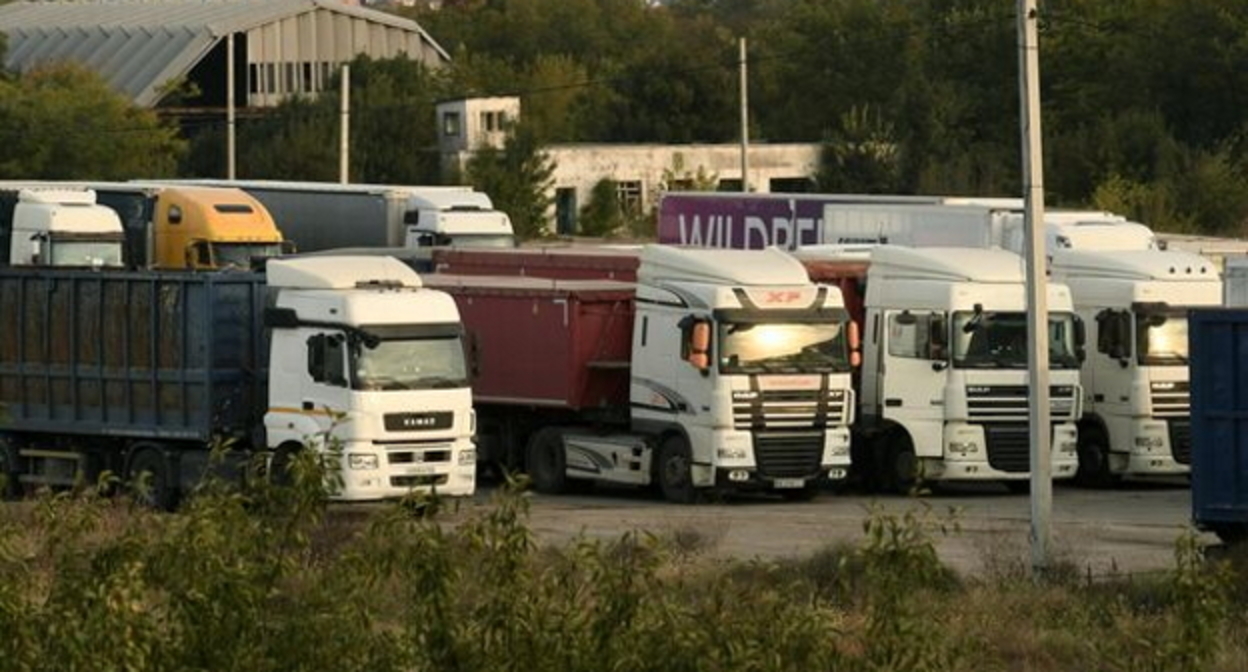 Грузовики в очереди ожидания погрузки на паром, фото: оперативный штаб Краснодарского края. Грузовики в очереди ожидания погрузки на паром, фото: оперативный штаб Краснодарского края.