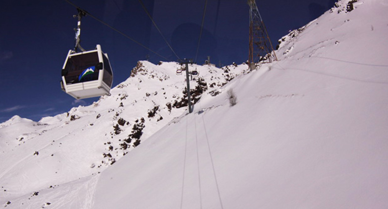 Канатная дорога на курорте "Эльбрус". Фото: https://prielbrusie-ski.ru Канатная дорога на курорте "Эльбрус". Фото: https://prielbrusie-ski.ru