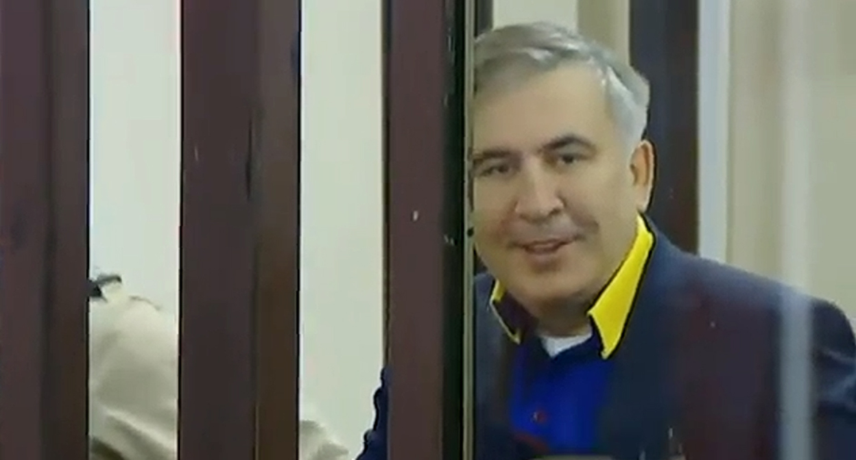 Михаил Саакашвили в суде 04.02.2019. Кадр видео прямого эфира на странице М.Саакащвили. https://www.facebook.com/SaakashviliMikheil/videos/814514236613998 Михаил Саакашвили в суде 04.02.2019. Кадр видео прямого эфира на странице М.Саакащвили. https://www.facebook.com/SaakashviliMikheil/videos/814514236613998