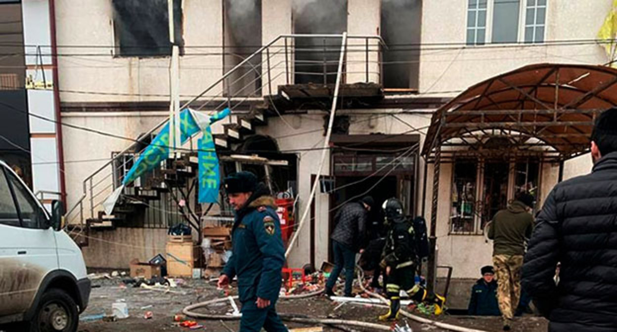 На месте взрыва в торговом центре в Назрани. Фото: МЧС Республики Ингушетия На месте взрыва в торговом центре в Назрани. Фото: МЧС Республики Ингушетия