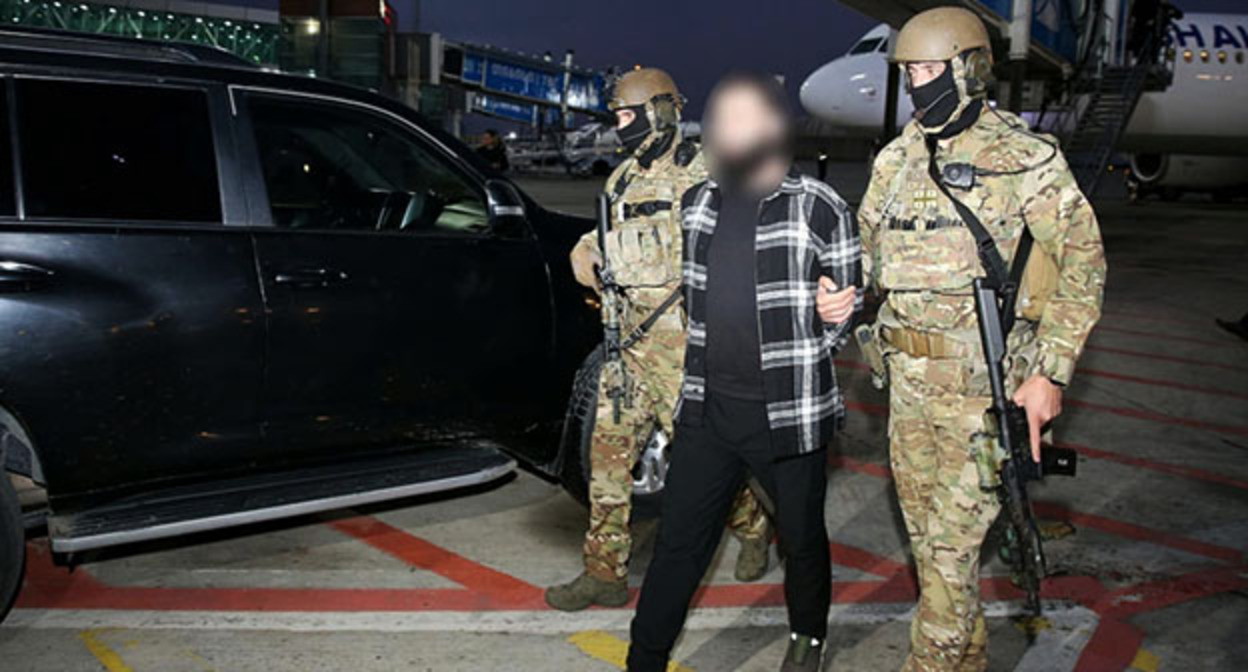 Уроженец Панкисского ущелья Цискара Тохосашвили, известный как Эмир Иса, задержан в аэропорту Тбилиси. Фото https://vesti.az/xeber/v-mire/v-aeroportu-tbilisi-zaderzan-emir-isa-odin-iz-liderov-igil-foto-478156 Уроженец Панкисского ущелья Цискара Тохосашвили, известный как Эмир Иса, задержан в аэропорту Тбилиси. Фото https://vesti.az/xeber/v-mire/v-aeroportu-tbilisi-zaderzan-emir-isa-odin-iz-liderov-igil-foto-478156