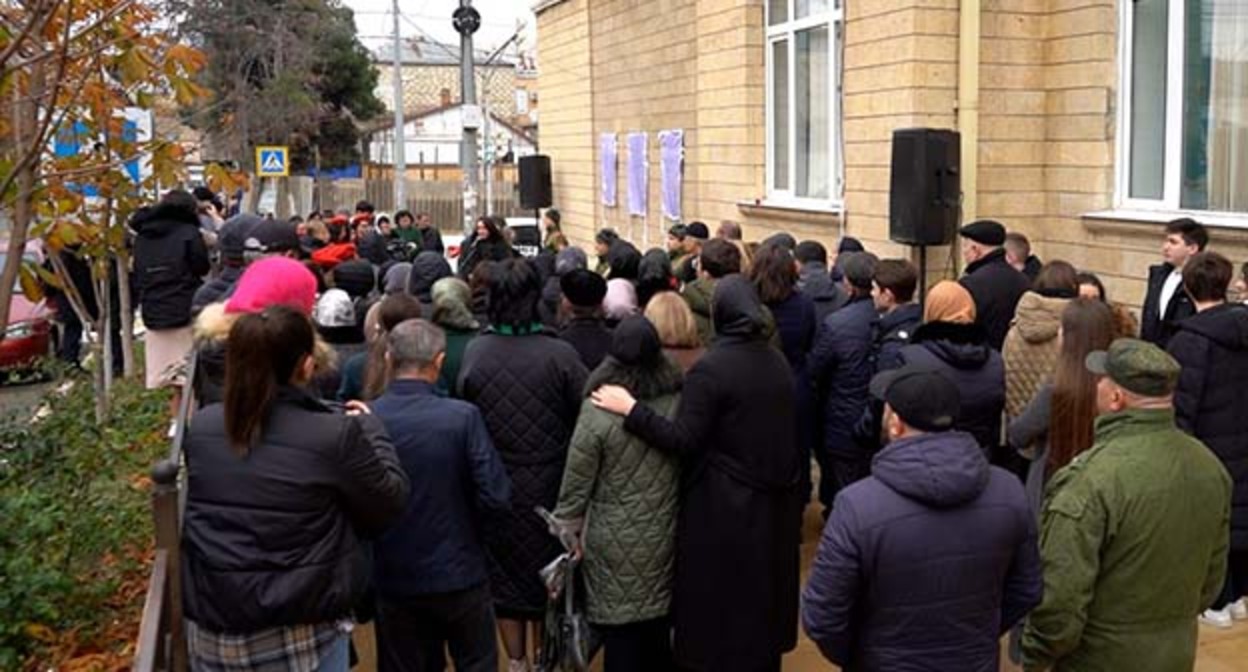 В школе Хасавюрта № 3 открыта мемориальная доска Исрапилу Ибрагимову. Фото: http://derbent.ru/press-tsentr/novosti/295973/ В школе Хасавюрта № 3 открыта мемориальная доска Исрапилу Ибрагимову. Фото: http://derbent.ru/press-tsentr/novosti/295973/