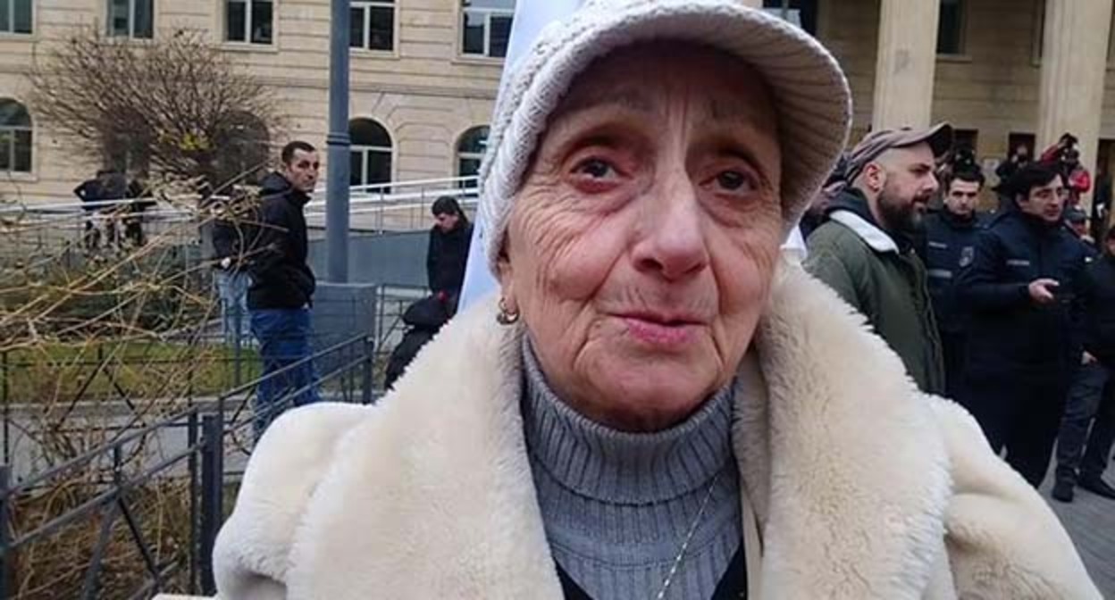 Лиана Микаберидзе во время акции. Тбилиси, 9 декабря 2022 г. Фото Беслана Кмузова для "Кавказского узла" Лиана Микаберидзе во время акции. Тбилиси, 9 декабря 2022 г. Фото Беслана Кмузова для "Кавказского узла"