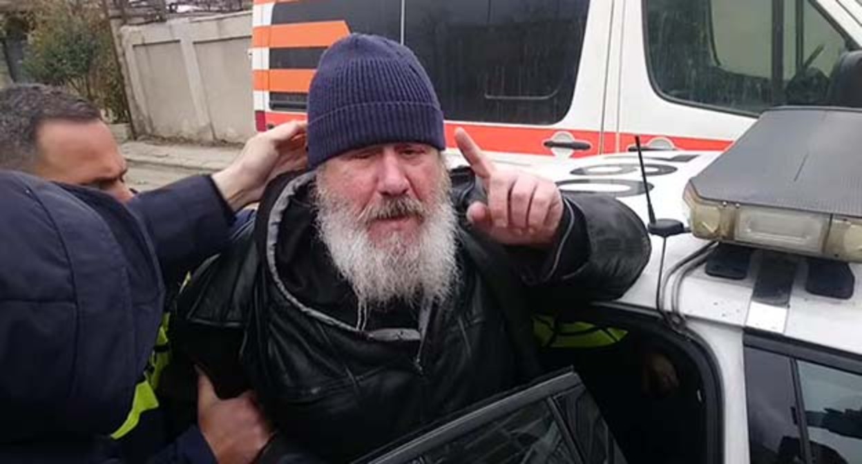 Полицейские задержали мужчину, который оскорблял участников акции в поддержку Саакашвили у здания суда в Тбилиси. 9 декабря 2022 г. Фото Беслана Кмузова для "Кавказского узла" Полицейские задержали мужчину, который оскорблял участников акции в поддержку Саакашвили у здания суда в Тбилиси. 9 декабря 2022 г. Фото Беслана Кмузова для "Кавказского узла"