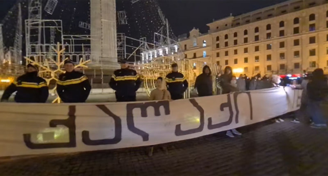 Жители Тбилиси на акции протеста. Стоп-кадр из видео на странице https://www.facebook.com/watch/?v=686572159587673 Жители Тбилиси на акции протеста. Стоп-кадр из видео на странице https://www.facebook.com/watch/?v=686572159587673
