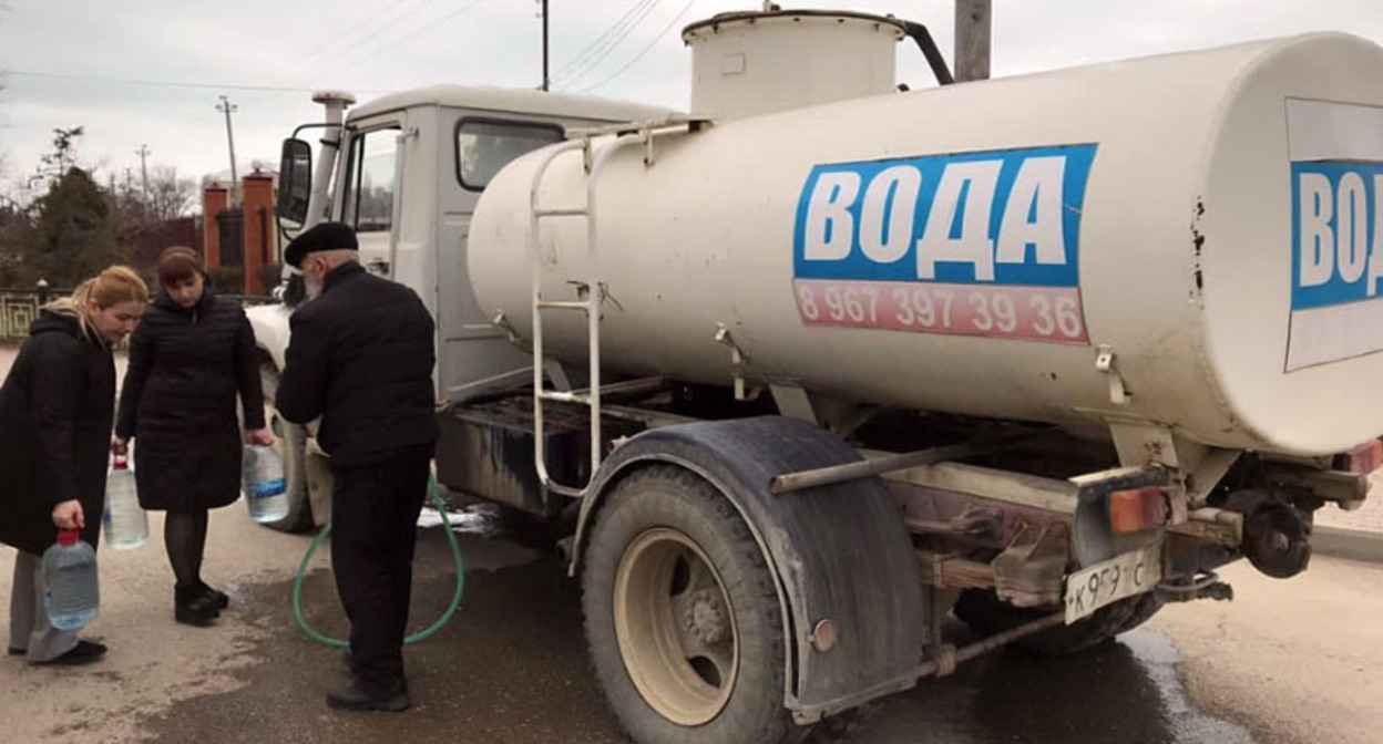 Избербашцы набирают воду из цистерны. Фото: пресс-служба администрации Избербаша https://www.instagram.com/p/CMrkLv9DhI0/ Избербашцы набирают воду из цистерны. Фото: пресс-служба администрации Избербаша https://www.instagram.com/p/CMrkLv9DhI0/