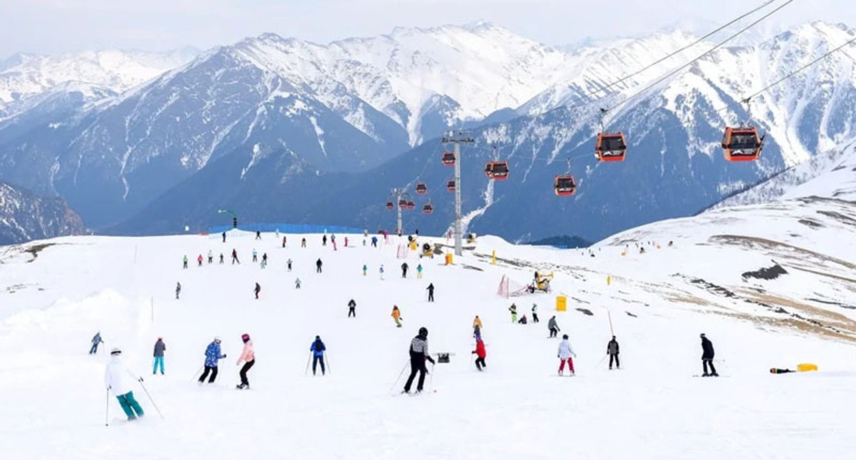 Лыжники на курорте "Архыз". Фото: пресс-служба курорта https://vk.com/resort_arkhyz?z=photo-211658462_457240271%2Fwall-63157637_38329 Лыжники на курорте "Архыз". Фото: пресс-служба курорта https://vk.com/resort_arkhyz?z=photo-211658462_457240271%2Fwall-63157637_38329