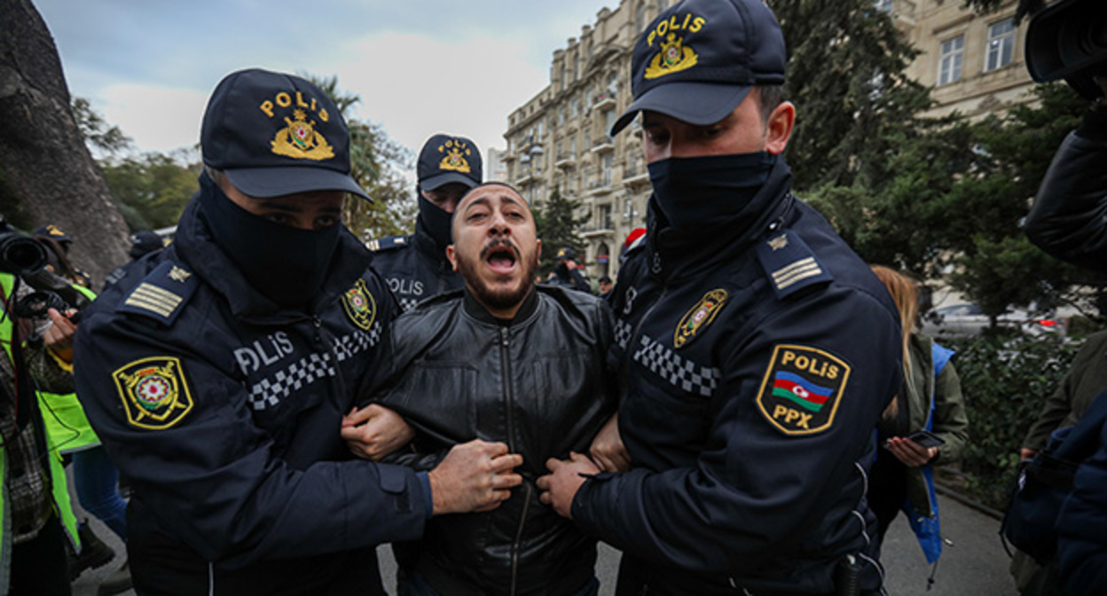 Задержание активиста во время акции оппозиционеров. Баку, 11 ноября 2022 года. Фото Азиза Каримова для "Кавказского узла". Задержание активиста во время акции оппозиционеров. Баку, 11 ноября 2022 года. Фото Азиза Каримова для "Кавказского узла".