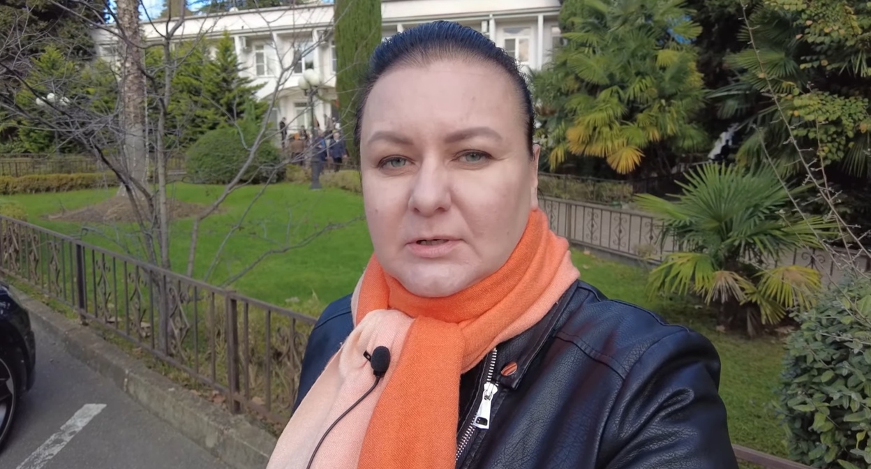 Блогер Анна Колмагорцева. Кадр видео YouTube-канала Анны Колмагорцевой "Сочинская коммуна" https://www.youtube.com/watch?v=NTYOYjX_IVQ Блогер Анна Колмагорцева. Кадр видео YouTube-канала Анны Колмагорцевой "Сочинская коммуна" https://www.youtube.com/watch?v=NTYOYjX_IVQ