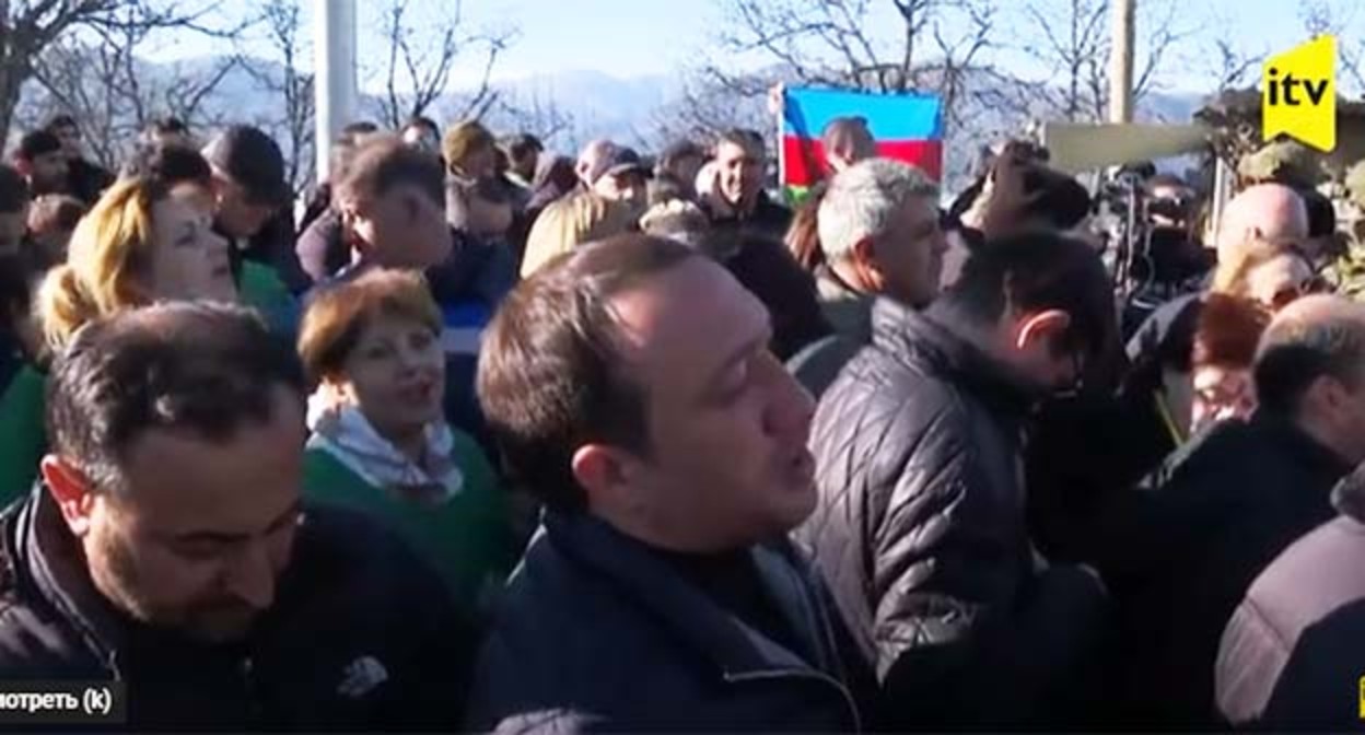 Акция протеста азербайджанских активистов, перекрывших трассу Степанакерт - Горис. 12 декабря 2022 г. Скриншот видео https://www.youtube.com/watch?v=tRaCbCxr0KM&t=7407s Акция протеста азербайджанских активистов, перекрывших трассу Степанакерт - Горис. 12 декабря 2022 г. Скриншот видео https://www.youtube.com/watch?v=tRaCbCxr0KM&t=7407s