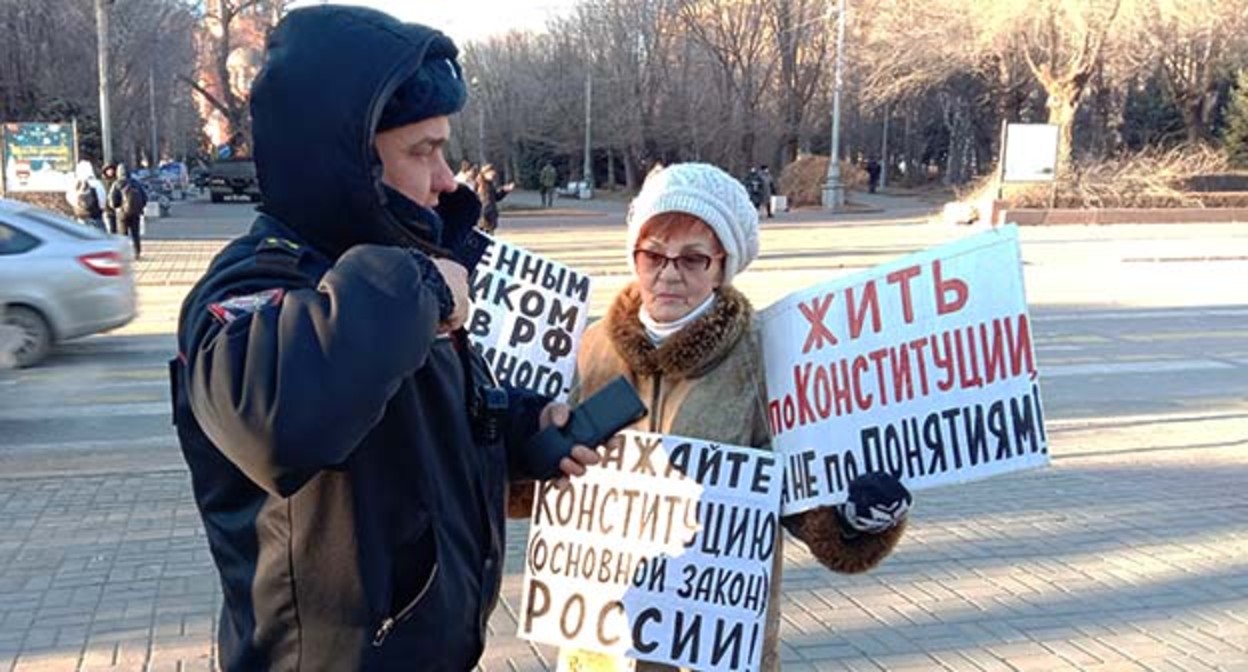 Сотрудник полиции общается с Галиной Тихенко. Волгоград, 12 декабря 2022 г. Фото Вячеслава Ященко для "Кавказского узла" Сотрудник полиции общается с Галиной Тихенко. Волгоград, 12 декабря 2022 г. Фото Вячеслава Ященко для "Кавказского узла"