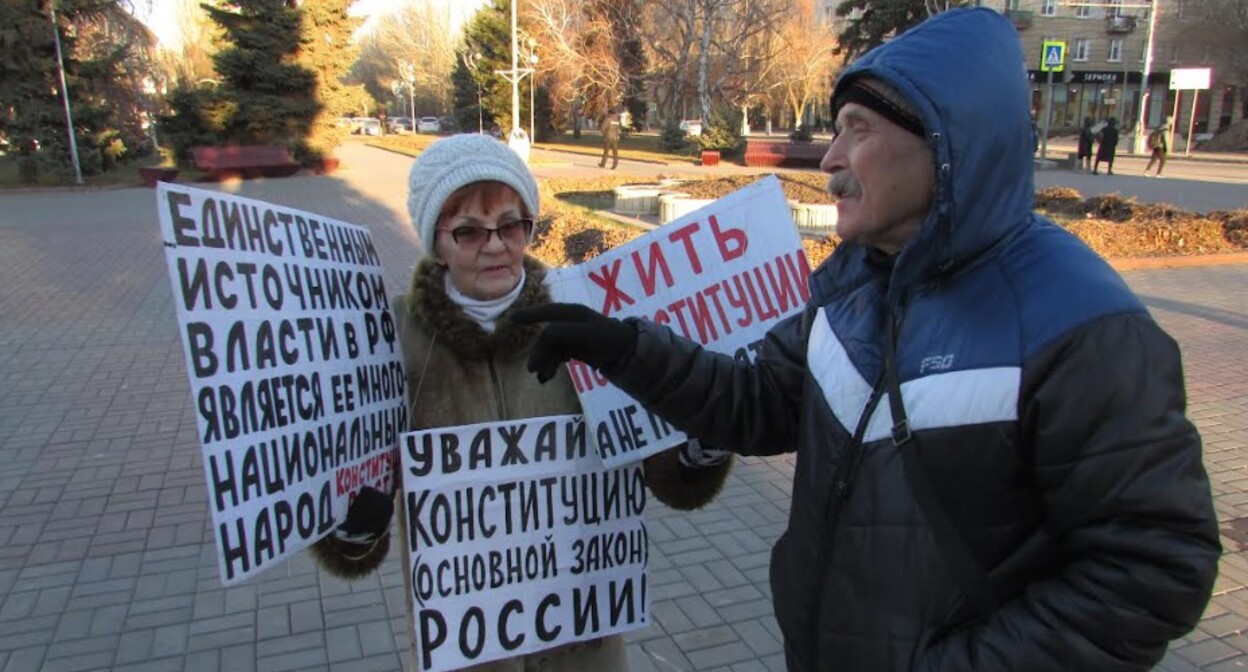 Одиночный пикет Галины Тихенко в защиту Конституции привлек внимание прохожего. Волгоград, 12 декабря 2022 года. Фото Вячеслава Ященко для "Кавказского узла". Одиночный пикет Галины Тихенко в защиту Конституции привлек внимание прохожего. Волгоград, 12 декабря 2022 года. Фото Вячеслава Ященко для "Кавказского узла".
